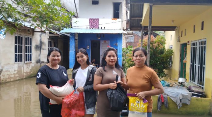 Gereja GKPKB Bahtera Ngabang Salurkan Bantuan Bagi Jemaat Terdampak Banjir