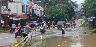 Sat Lantas Polres Landak Pasang Police Line di Area Tugu Gram