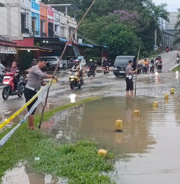 Sat Lantas Polres Landak Pasang Police Line di Area Tugu Gram