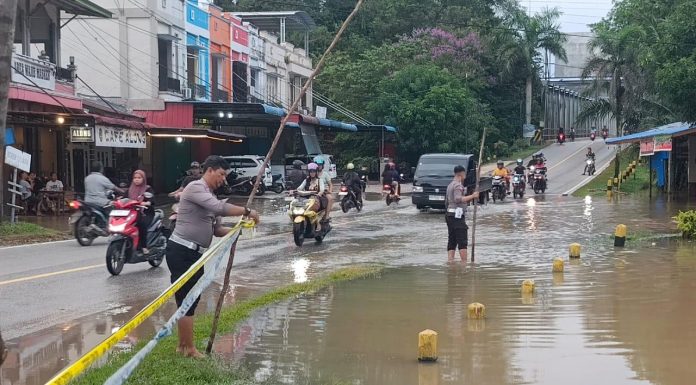 Sat Lantas Polres Landak Pasang Police Line di Area Tugu Gram