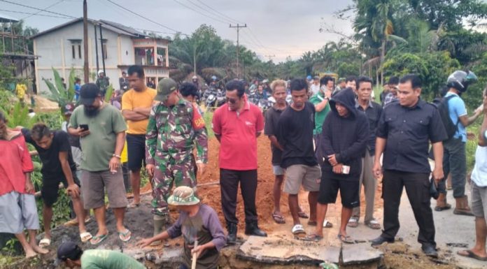Gotong Royong Warga Bersama TNI Perbaiki Jembatan Penghubung di Desa Garu