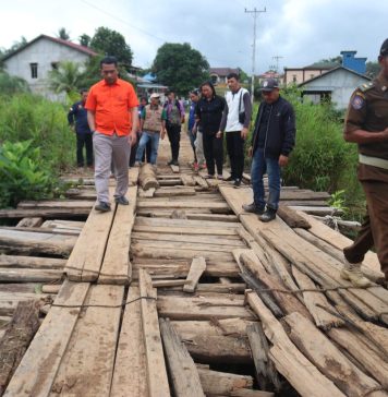 Tinjau Wilayah Terdampak Banjir dan Lonsor di Meranti, Pj. Bupati Landak Salurkan Bantuan