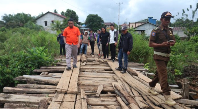 Tinjau Wilayah Terdampak Banjir dan Lonsor di Meranti, Pj. Bupati Landak Salurkan Bantuan