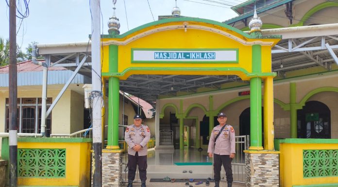 Samapta Polsek Menyuke Amankan Ibadah Sholat Jumat