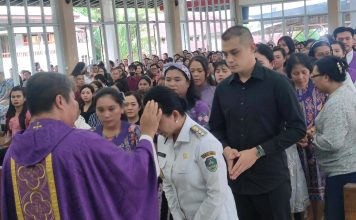 Bupati Karolin Bersama Umat Katolik Laksanakan Misa Rabu Abu