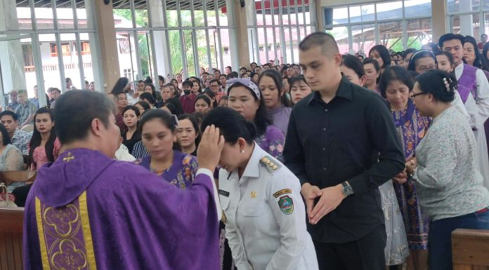Bupati Karolin Bersama Umat Katolik Laksanakan Misa Rabu Abu
