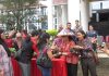 Bupati Karolin Bagikan Bantuan Bibit Cabai Kepada Warga Lima Desa