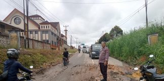 Awas! Ada Jalur Rusak di Wilayah Pahuman, Pengendara Dihimbau Behati-Hati Melintas