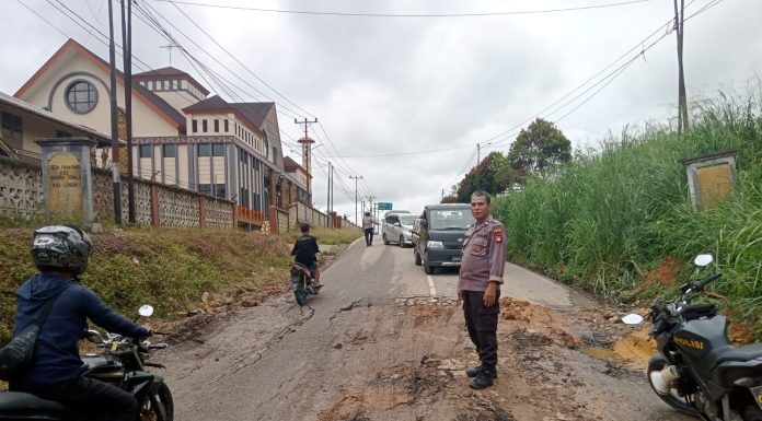 Awas! Ada Jalur Rusak di Wilayah Pahuman, Pengendara Dihimbau Behati-Hati Melintas