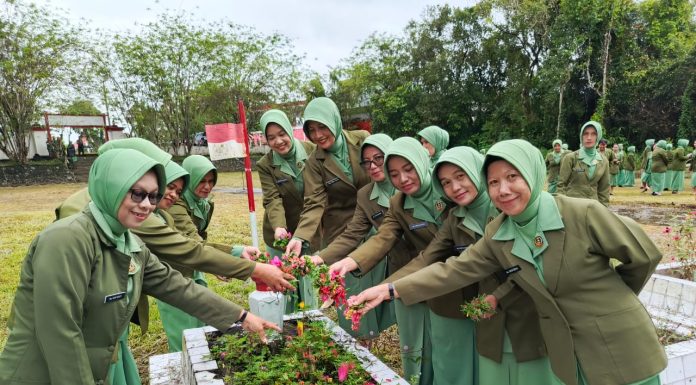Persit KCK Cabang LVII Dim 1210/LDK Gelar Ziarah dan Tabur Bunga di Makam Juang Ngabang