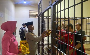 Kapolres Landak Berbagi Takjil Dengan Tahanan