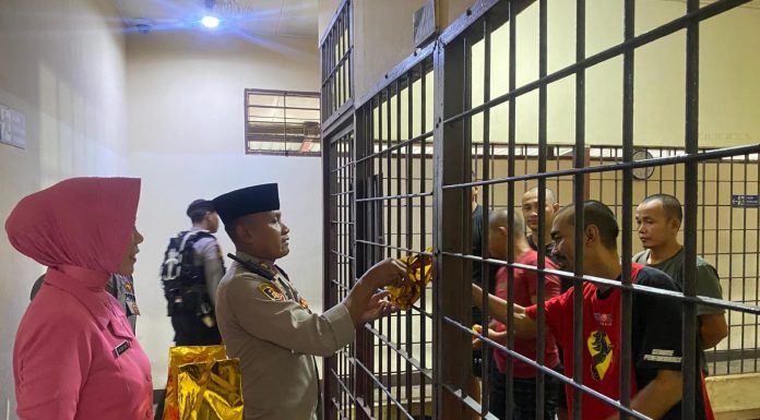Kapolres Landak Berbagi Takjil Dengan Tahanan