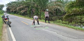 Antisipasi Kecelakaan, Polisi Beri Tanda Pada Sejumlah Titik Lubang Dijalan