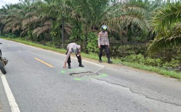 Antisipasi Kecelakaan, Polisi Beri Tanda Pada Sejumlah Titik Lubang Dijalan