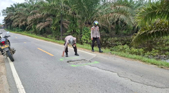 Antisipasi Kecelakaan, Polisi Beri Tanda Pada Sejumlah Titik Lubang Dijalan
