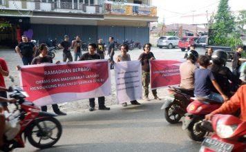 Bentuk Dukungan Disahkannya RUU TNI, Ormas dan Masyarakat di Landak Berbagi Takjil