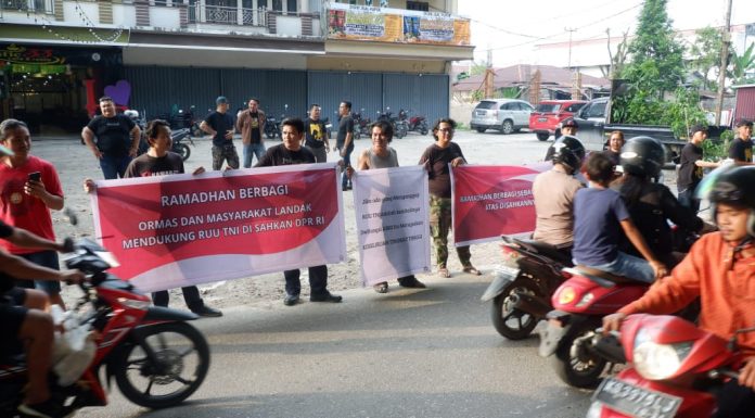 Bentuk Dukungan Disahkannya RUU TNI, Ormas dan Masyarakat di Landak Berbagi Takjil