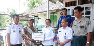 Bupati Landak Karolin Datangi Rumah Korban Kebakaran di Martalaya Serahkan Bantuan