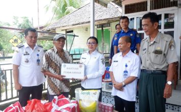 Bupati Landak Karolin Datangi Rumah Korban Kebakaran di Martalaya Serahkan Bantuan