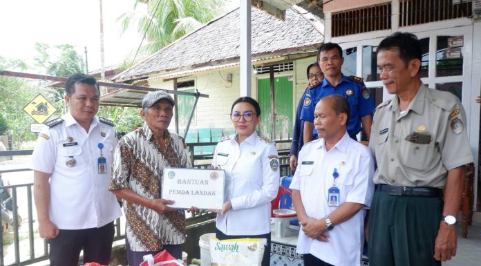 Bupati Landak Karolin Datangi Rumah Korban Kebakaran di Martalaya Serahkan Bantuan