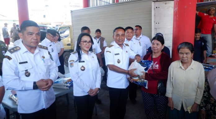 1000 Paket Sembako Murah di Terminal Ngabang Diserbu Warga