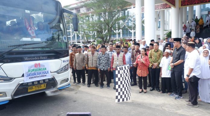 Bupati Karolin Lepas Keberangkatan Jemaah Haji Kabupaten Landak ke Pontianak