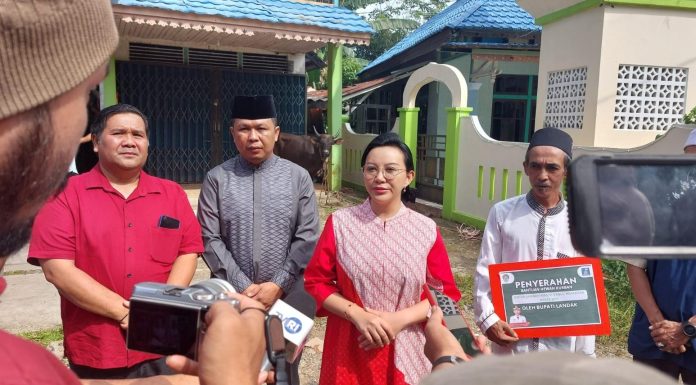 Bupati Karolin Serahkan Bantuan Hewan Kurban kepada Masjid Babul Hafadzah