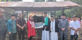 Bupati Karolin Serahkan Bantuan Sapi Kurban dari Presiden Prabowo Subianto kepada Warga Riam Panjang