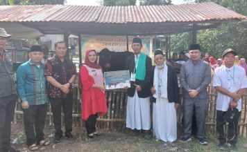 Bupati Karolin Serahkan Bantuan Sapi Kurban dari Presiden Prabowo Subianto kepada Warga Riam Panjang