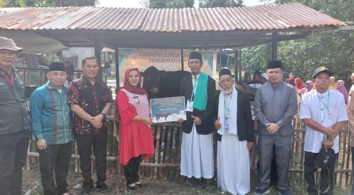 Bupati Karolin Serahkan Bantuan Sapi Kurban dari Presiden Prabowo Subianto kepada Warga Riam Panjang