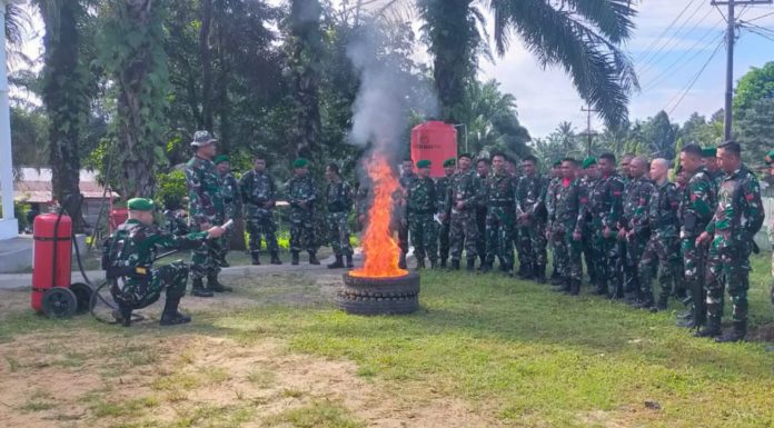 Prajurit Kodim 1210/Landak Gelar Latihan Penanggulangan Kebakaran