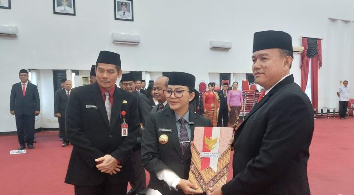 Bupati Karolin Lantik Tiga Pejabat Pimpinan Pratama, Kepala Disdukcapil dan Disdikbud Landak Berganti