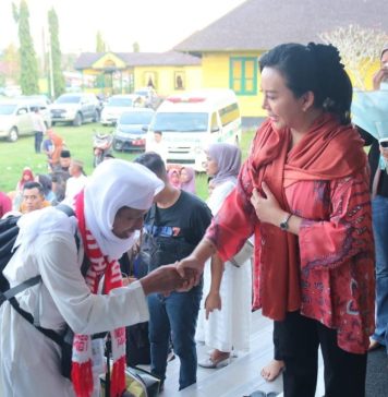 Penuh Haru, Bupati Karolin dan Forkopimda Sambut Kedatangan Jemaah Haji Landak
