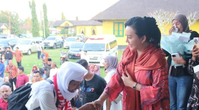 Penuh Haru, Bupati Karolin dan Forkopimda Sambut Kedatangan Jemaah Haji Landak