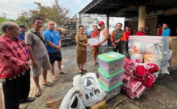 Bupati Karolin Serahkan Bantuan untuk Korban Kebakaran di Ngabang