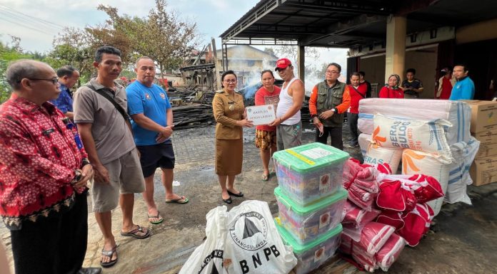 Bupati Karolin Serahkan Bantuan untuk Korban Kebakaran di Ngabang