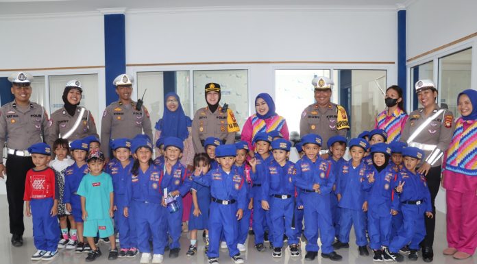 “Polisi Sahabat Anak”, Polres Landak Kenalkan Dunia Kepolisian Lewat Kunjungan Ceria TK Cemerlang
