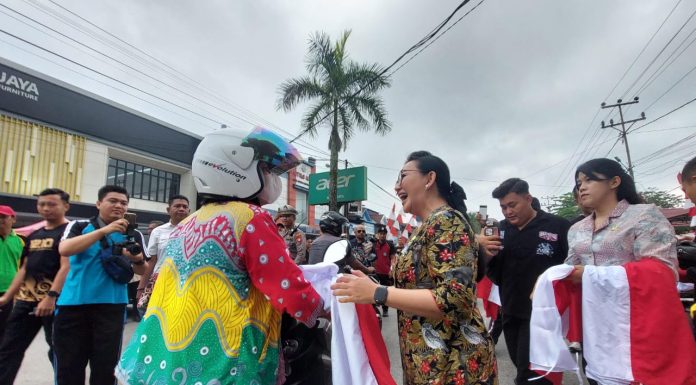 Gelorakan Semangat Kemerdekaan, Pemkab Landak Bagikan 1.200 Bendera Merah Putih