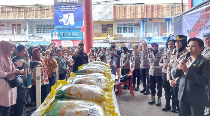 Polres Landak dan Bulog Gelar Gerakan Pangan Murah, Bupati Karolin Beri Apresiasi