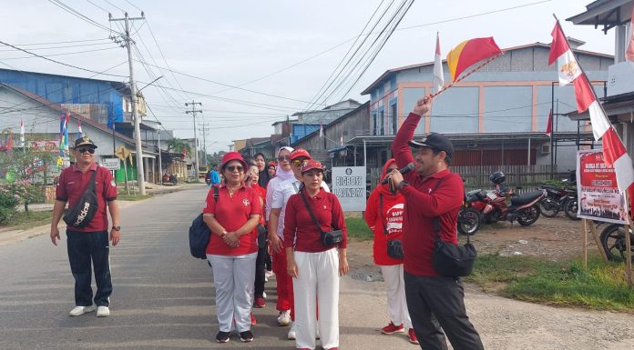 Desa Hilir Tengah Ngabang Gelar Jalan Sehat Meriahkan HUT RI Ke – 80