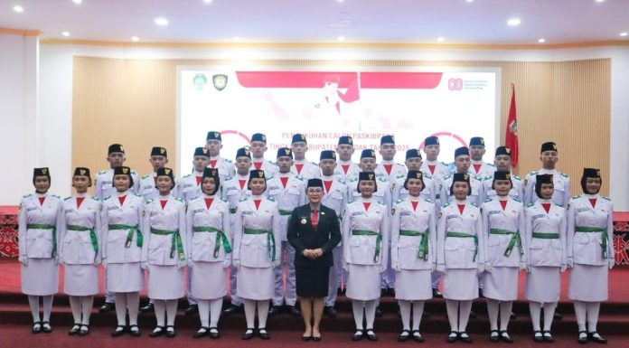 Bupati Karolin Kukuhkan Paskibraka Landak