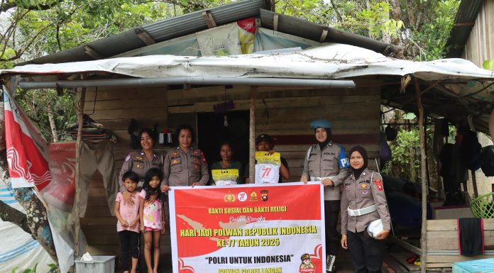 Polwan Polres Landak Rayakan HUT ke-77 dengan Bagi Bansos ke Warga