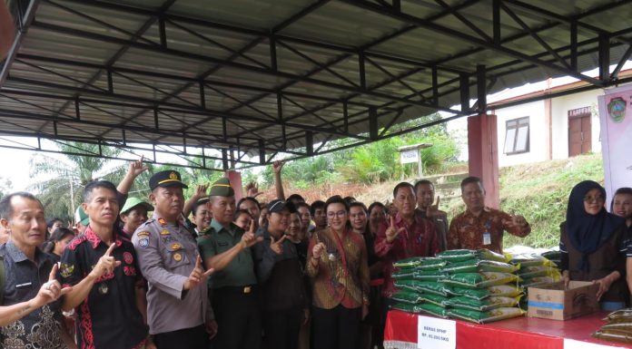 Bupati Landak Turunkan Harga Beras dan Minyak di Gerakan Pangan Murah
