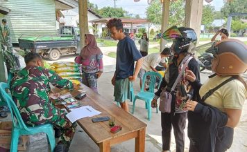 TNI Gelar Gerakan Pangan Murah, Warga Menjalin Antusias Borong Beras Murah