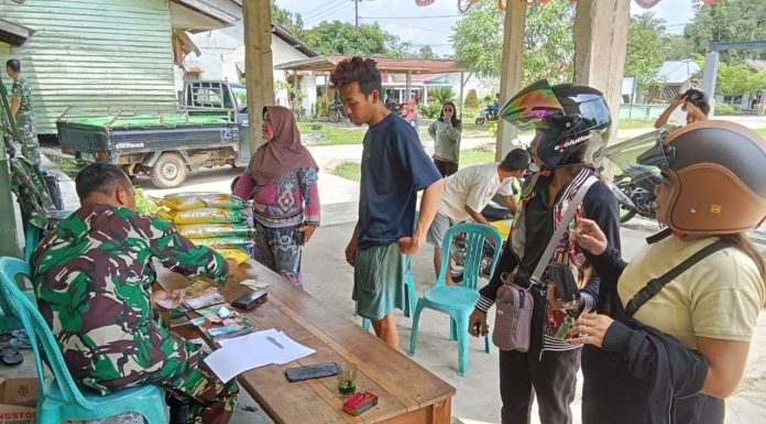 TNI Gelar Gerakan Pangan Murah, Warga Menjalin Antusias Borong Beras Murah