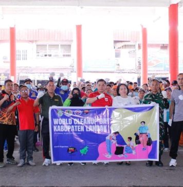 Pelajar hingga Aparat TNI-Polri Turun Bersihkan Pasar di World Cleanup Day
