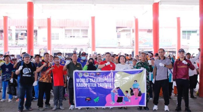 Pelajar hingga Aparat TNI-Polri Turun Bersihkan Pasar di World Cleanup Day