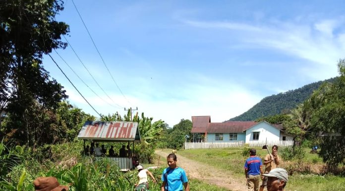 Sambut HUT TNI ke-80, Babinsa dan Warga Sepangah Gelar Kerja Bakti