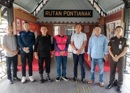 Kejari Landak Terima Tersangka Dugaan Korupsi Dana Desa Tolok Rp683 Juta