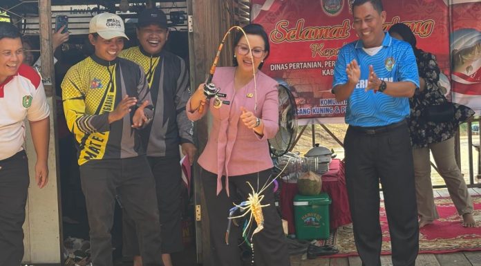 Bupati Landak Panen Udang Galah di Sungai Landak, Ajak Warga Jaga Kelestarian Sungai